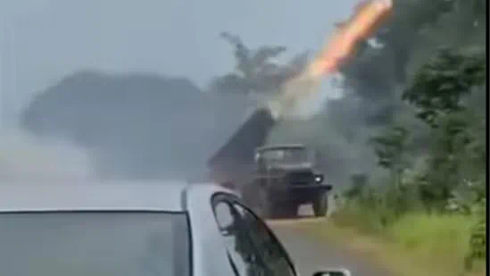 柬軍對泰軍發動襲擊 （圖源：社交媒體）