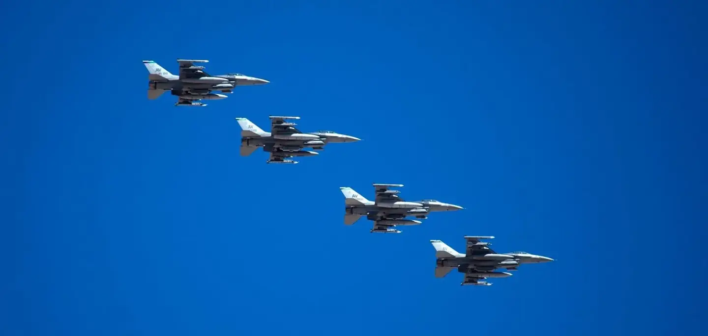 北美防空司令部迅速調度兵力回應，出動一架 E-3 預警機、四架 F-16 戰鬥機及四架 KC-135 加油機。(圖： 網絡翻攝)
