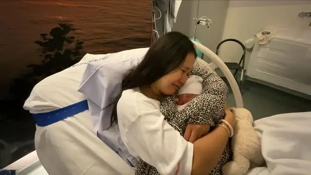 18 歲格陵蘭裔母親布倫倫德（Ivana Nikoline Brønlund）誕女僅一小時，便因丹麥市政府違反禁令實施的「育兒測試」（FKU）被奪女權。（來源：aviajaluuna@IG）