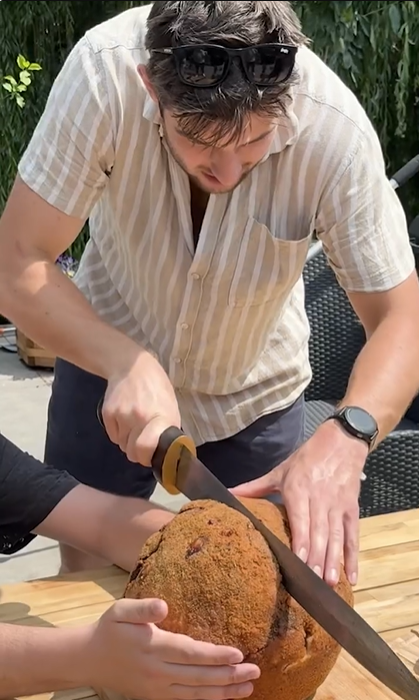 英國網紅羅斯與派特森挑戰用鴕鳥蛋製作巨型蘇格蘭蛋的製作過程。（來源：guinnessworldrecords  @IG）
