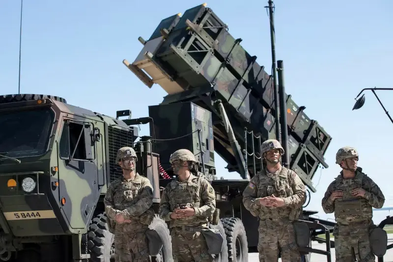 美國陸軍士兵，站在一套愛國者飛彈系統旁。(美國陸軍)