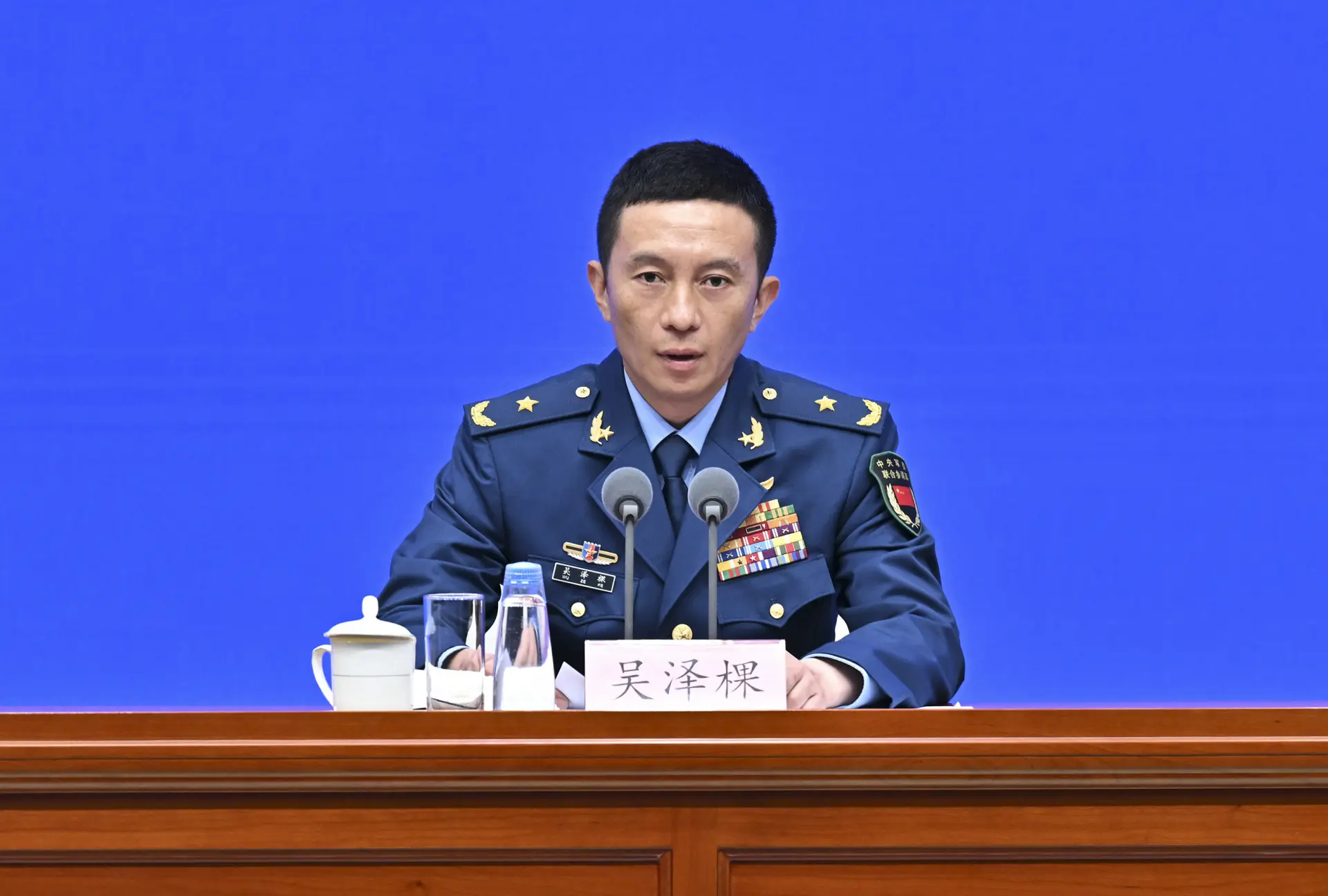 8月20日，國務院新聞辦公室在北京舉行新聞發布會，閱兵領導小組辦公室副主任、中央軍委聯合參謀部作戰局少將副局長吳澤棵，中國人民解放軍中部戰區閱兵指揮機構辦公室常務副主任、政治工作部少將副主任徐貴忠介紹閱兵準備工作有關情況，並答記者問。這是吳澤棵在介紹情況。 (新華社)