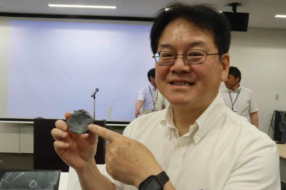 手持椎體複製品的加藤教授。（來源：日本岡山理科大學）