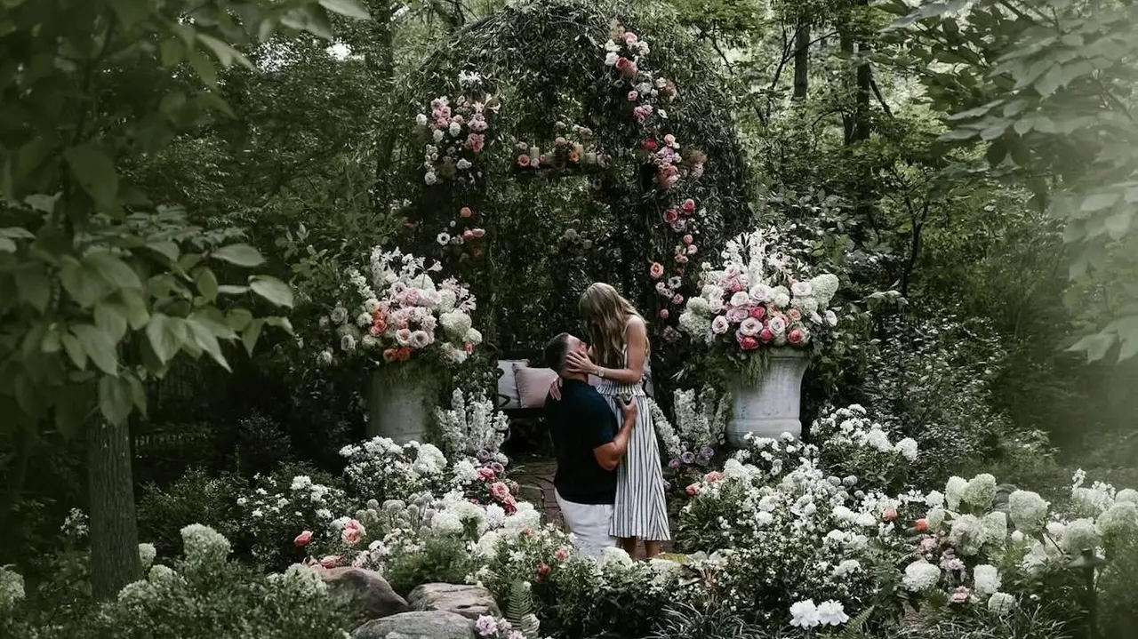 泰勒・斯威夫（Taylor Swift）特與橄欖球星特拉维斯·迈克尔·凯尔西（Travis Kelce）訂婚消息轟動全球。（來源：Taylor Swift@IG）