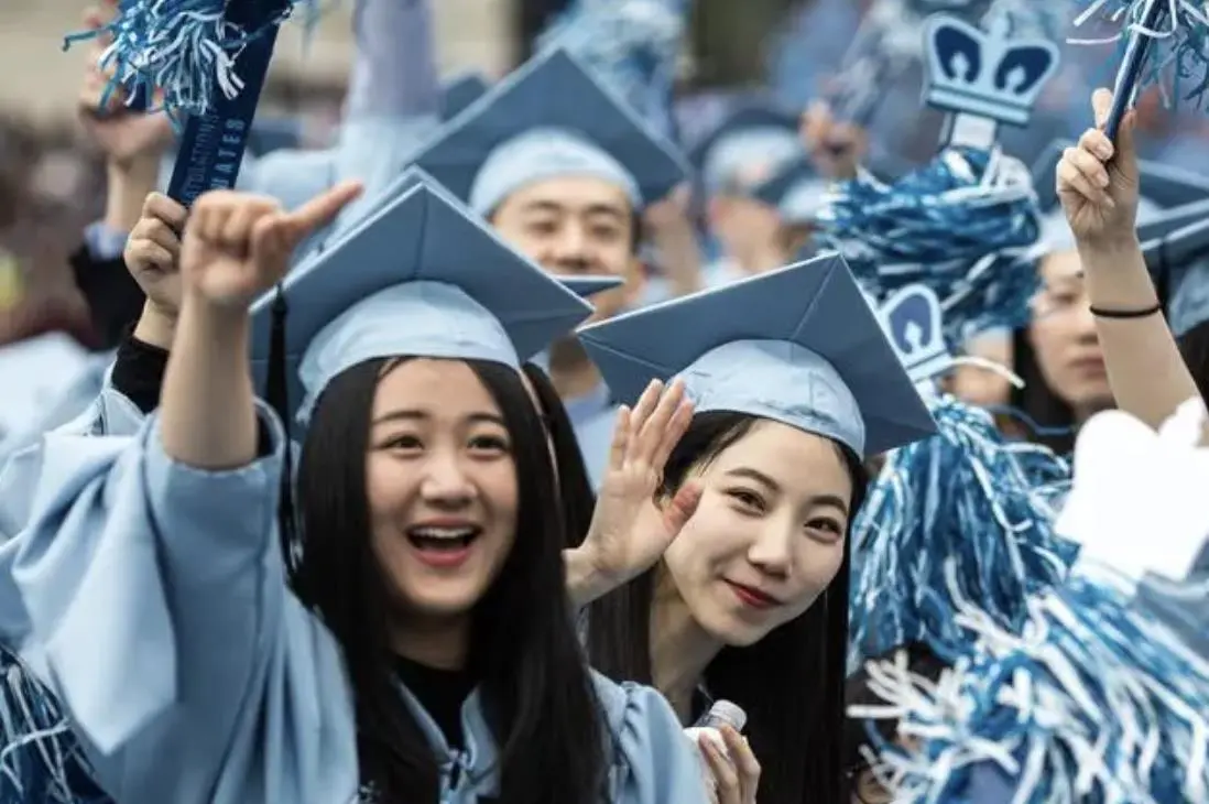 中國留學生在美國紐約參加哥倫比亞大學畢業典禮。（新華社）