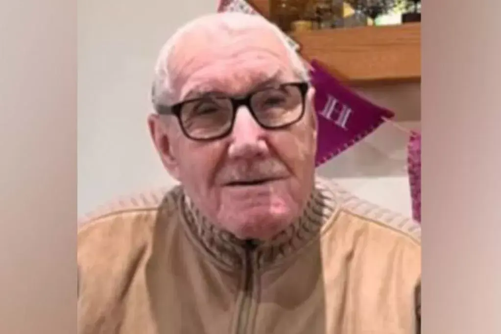 英國 89 歲男子羅恩斯利（James Rownsley）因衣物殘留含石蠟的護膚霜，遇瓦斯暖爐火星引發火災喪命。（來源：South Yorkshire Fire and Rescue）
