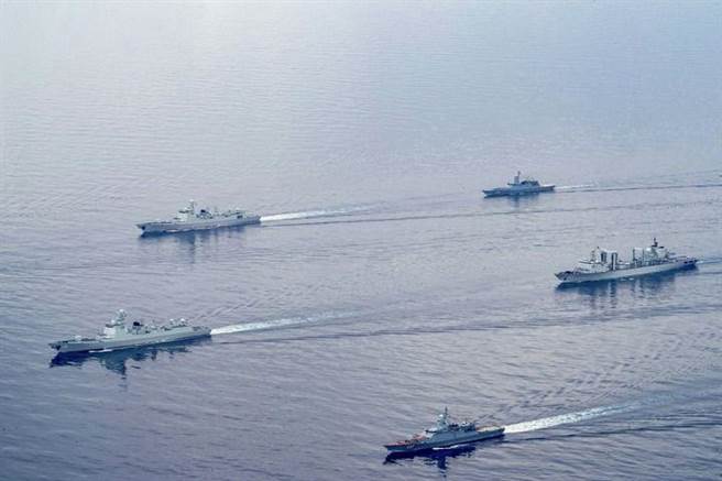 中俄「海上聯合-2023」演習開幕日本海秀肌肉。圖為中俄參演艦艇編隊開展海空護航演練。（新華社資料圖片）