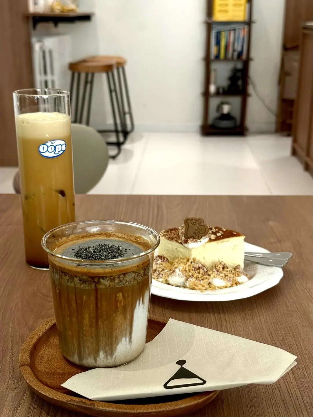 「芝麻醬 Dirty」，濃稠的芝麻醬像壁畫般掛在杯壁上，再注入濃縮咖啡與冰牛奶，一口下去，竟有種「苦味芝麻糊」的奇妙體驗。（來源：小眼豆豆@小紅書）