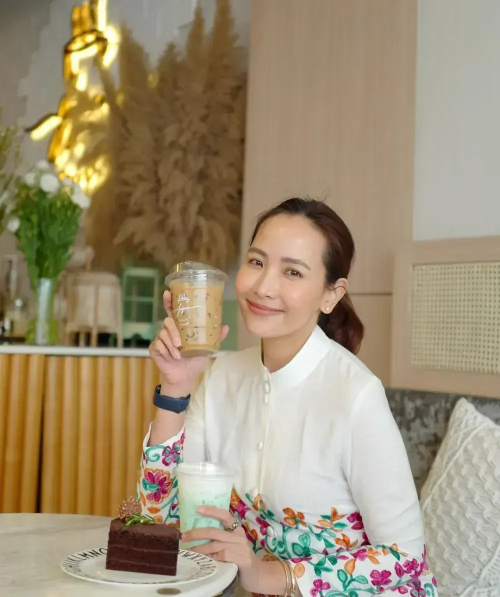 畢業後，塔南農憑著靈活經營頭腦與時尚設計、網路行銷才華，在拉廊府孟縣開了間「JaJaa咖啡館」。（來源：網絡）