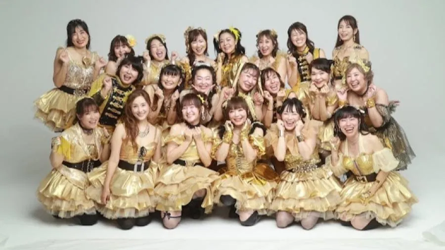 日本驚現大媽偶像團「AMTRS」，百人大陣容震撼演藝圈的封面圖片