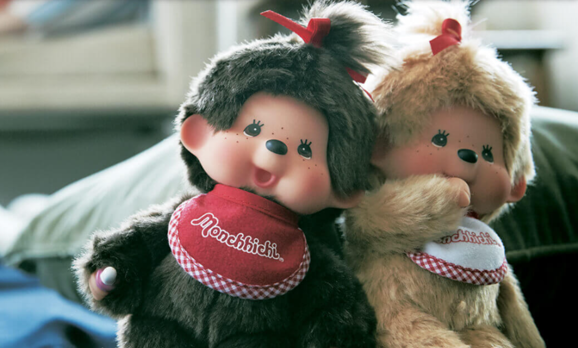 最近，Lisa 的「新歡」卻變成了日本 Sekiguchi 公司推出的 Monchhichi，也就是我們熟悉的蒙奇奇公仔啦！（來源：lalalalisa_m@IG）