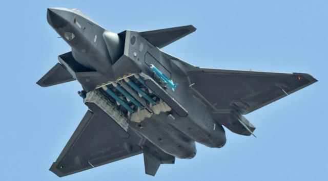 中國殲-20隱形戰機搭載「霹靂-15E（PL-15E）」飛彈，可收入彈筴倉內，保持機身隱形功能。 （電視截圖）