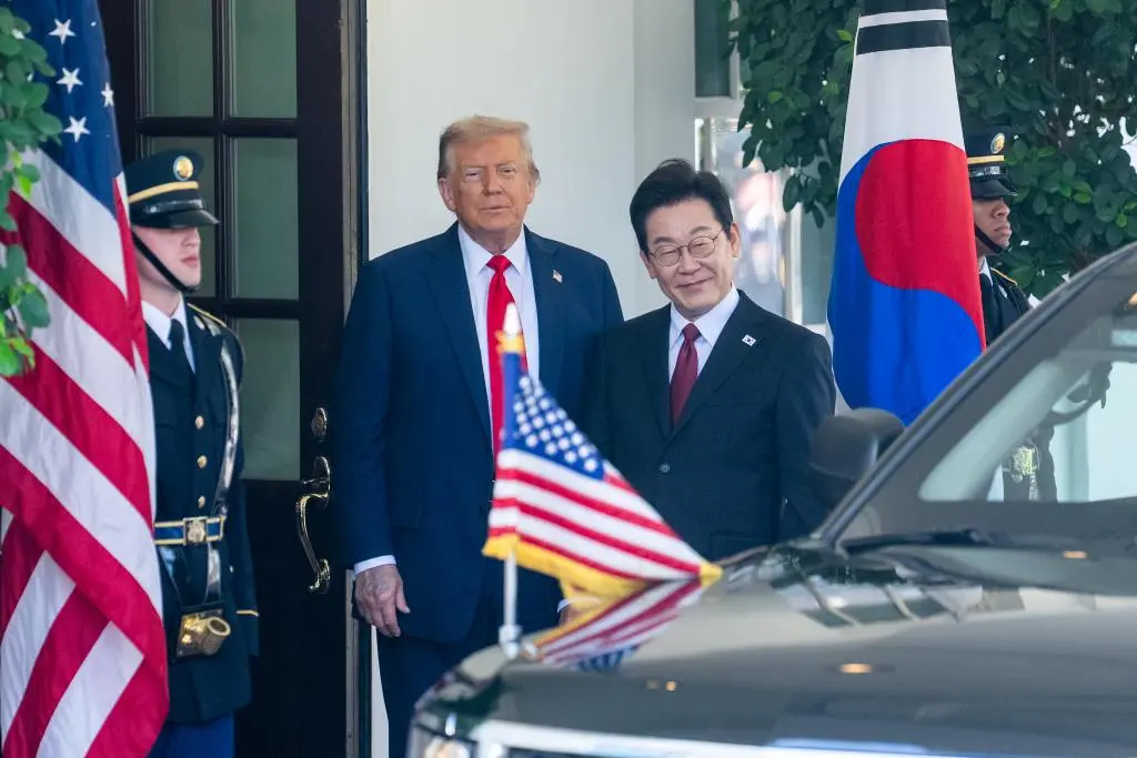 8月25日，美國總統特朗普（左二）在華盛頓白宮歡迎韓國總統李在明（右二）。（新華社）