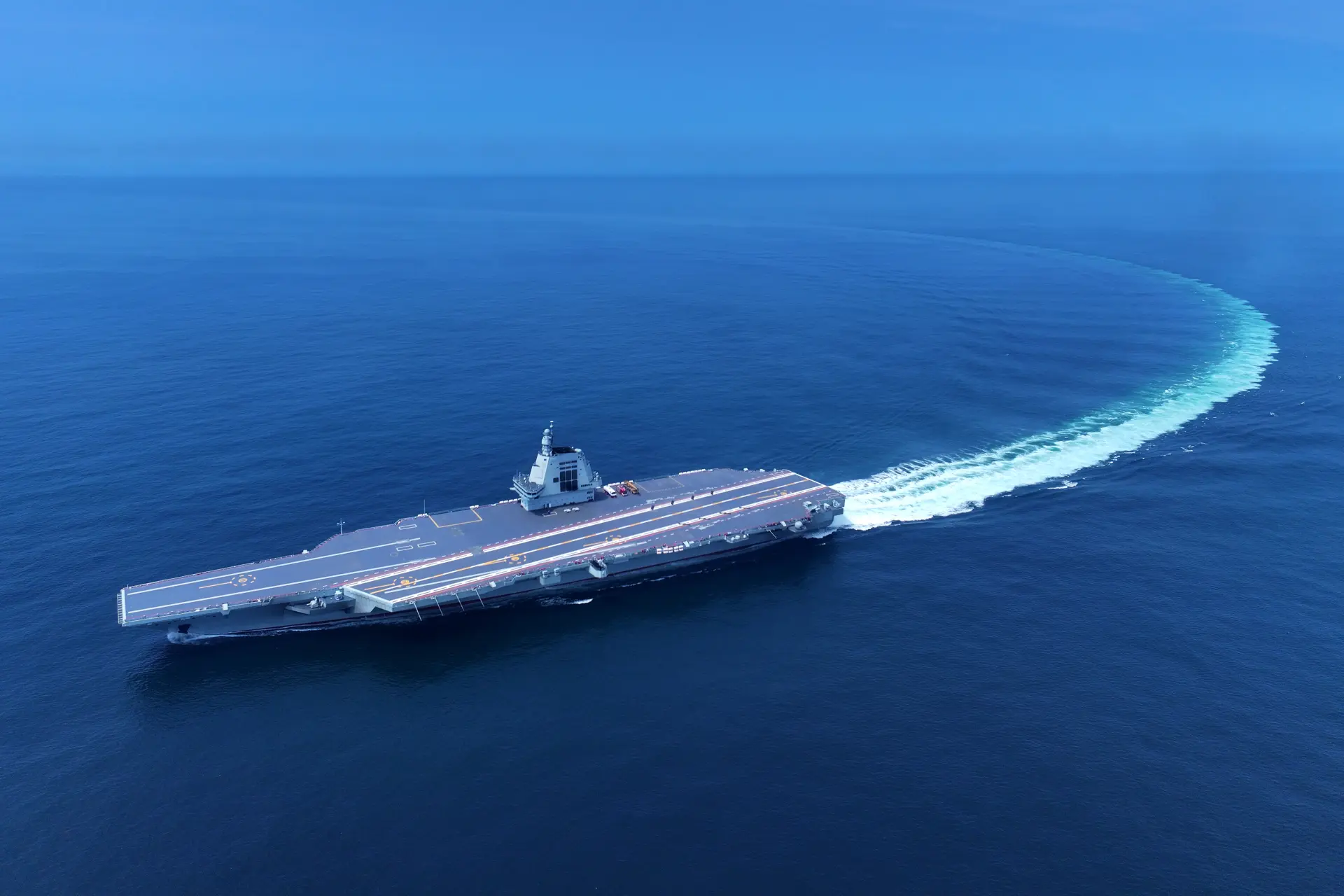 「福建艦」航母是中國完全自主設計建造的首艘彈射型航空母艦。(新華社資料圖片)