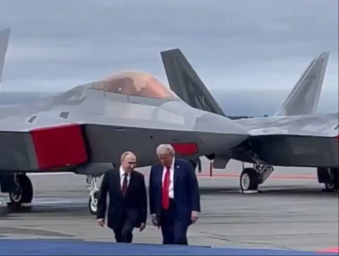美方還安排了多架F-22戰鬥機停放在埃爾門多夫-理查森聯合基地