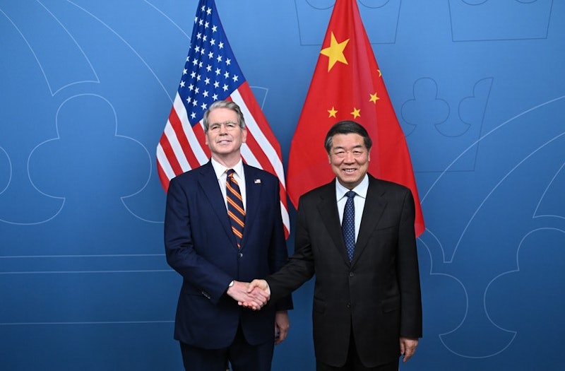 7月28日，中美兩國經貿團隊在瑞典斯德哥爾摩舉行經貿會談。會談前中國國務院副總理何立峰與美國財政部長貝森特握手。（新華社）