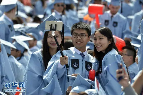 中國留學生在美國哥倫比亞大學畢業典禮上自拍。（新華社）