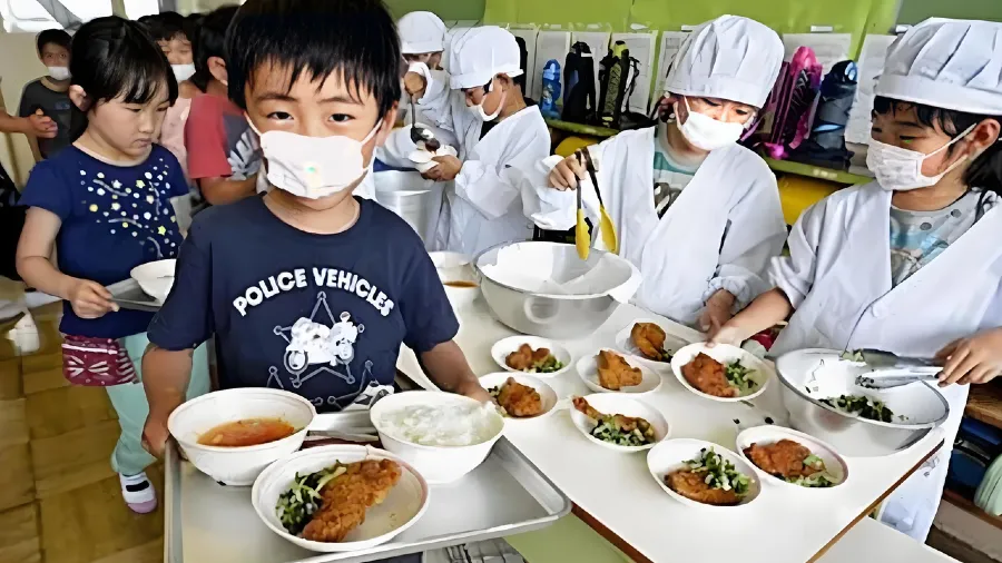 日本校餐慘變「視覺乞丐餐」！點解福岡小學生午餐得一塊炸雞？的封面圖片