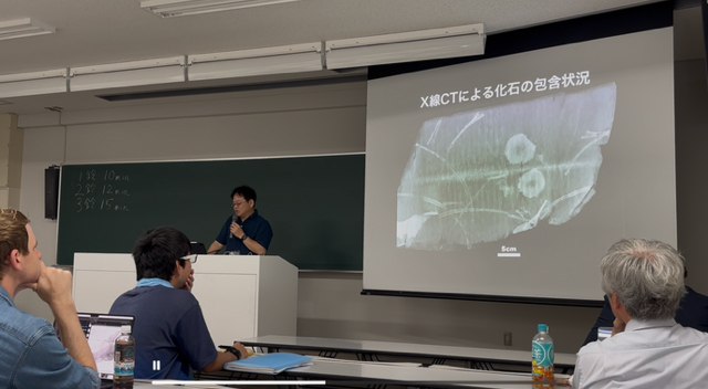 於日本古生物學會發表魚龍化石相關研究的加藤教授＝29 日於北海道大學。（來源：碇學藝員/日本岡山理科大學）