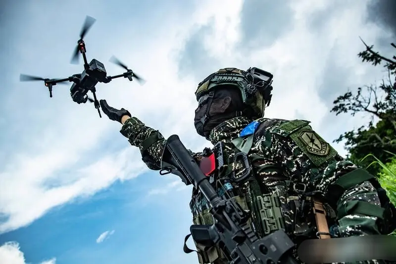 台軍使用「甲式」無人機，這是一種遙控距離6公里以上的小型多軸無人機(社交媒體)