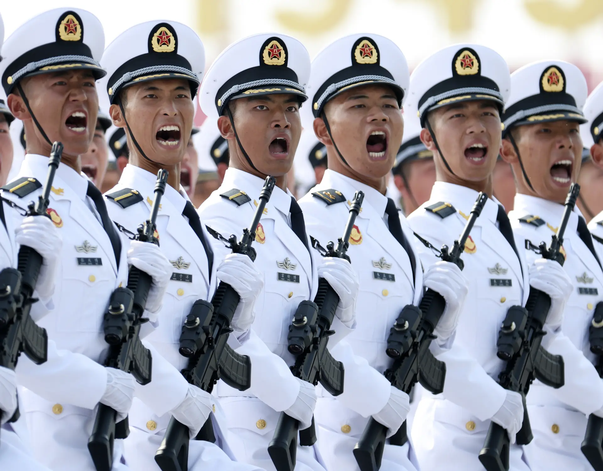 海軍方隊接受檢閱。(新華社)