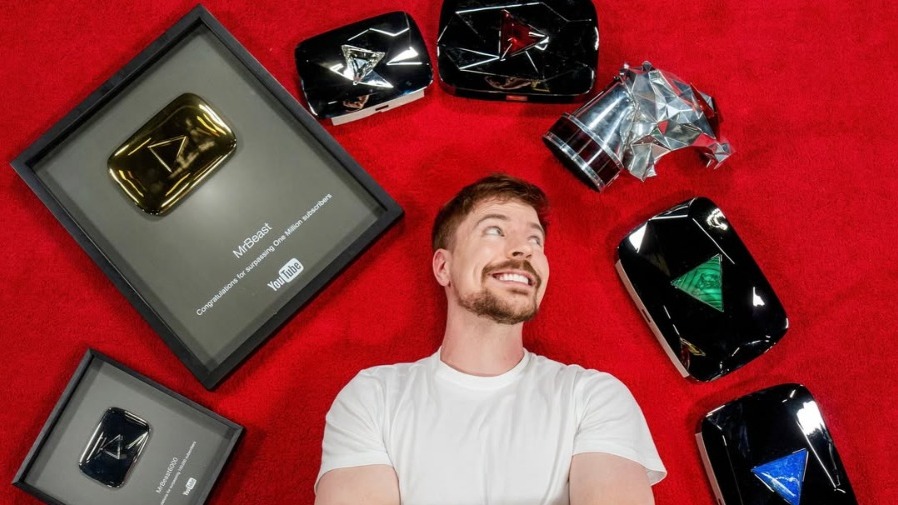 YouTube 全球唯一藍鑽石獎牌來了！MrBeast 躺平曬「4 億級收藏」的封面圖片