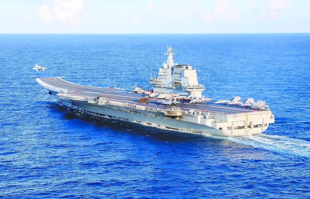 6月上旬，中國海軍遼寧艦、山東艦航母編隊赴西太平洋等海域開展訓練，檢驗部隊遠海防衛和聯合作戰能力。圖為山東艦放飛艦載戰鬥機。（環球網）