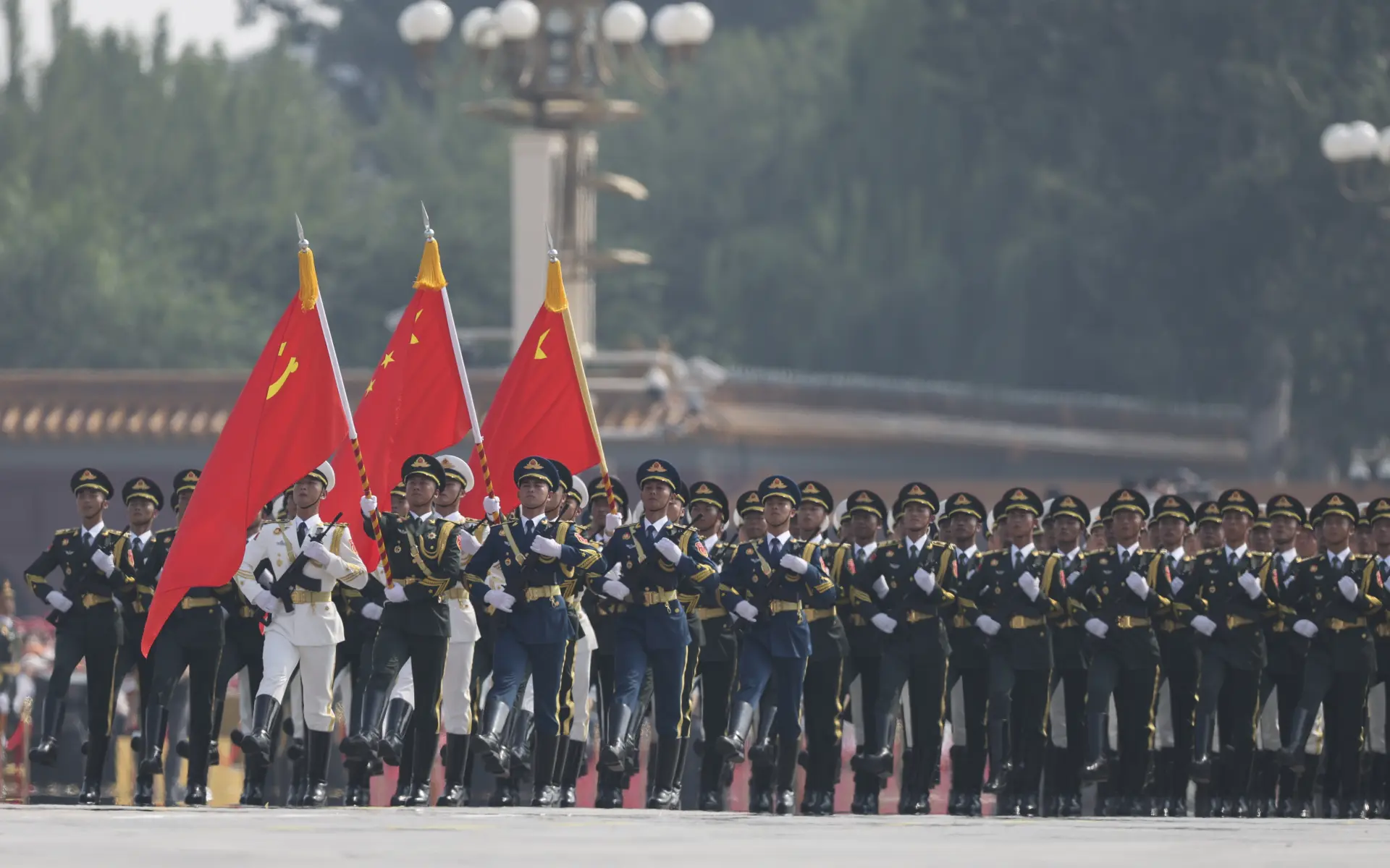 中國人民解放軍儀仗方隊接受檢閱。(新華社)