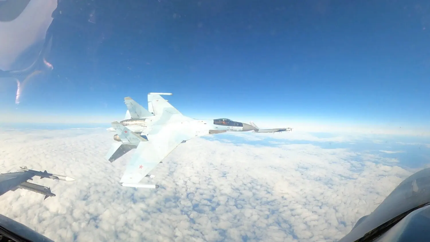進入阿拉斯加防空識別區的俄軍機編隊由兩架圖 - 95 遠程戰略轟炸機與兩架蘇 - 35 戰鬥機組成。(圖： 網絡翻攝)