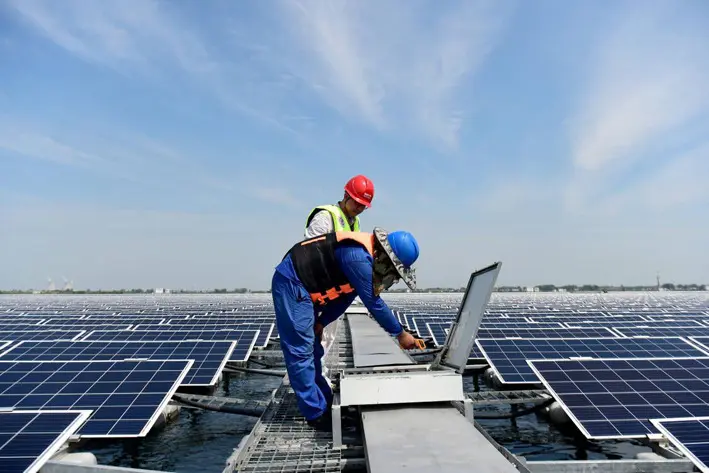運維人員在中國安徽省潁上縣毛圩水上光伏電站進行巡檢 新華社