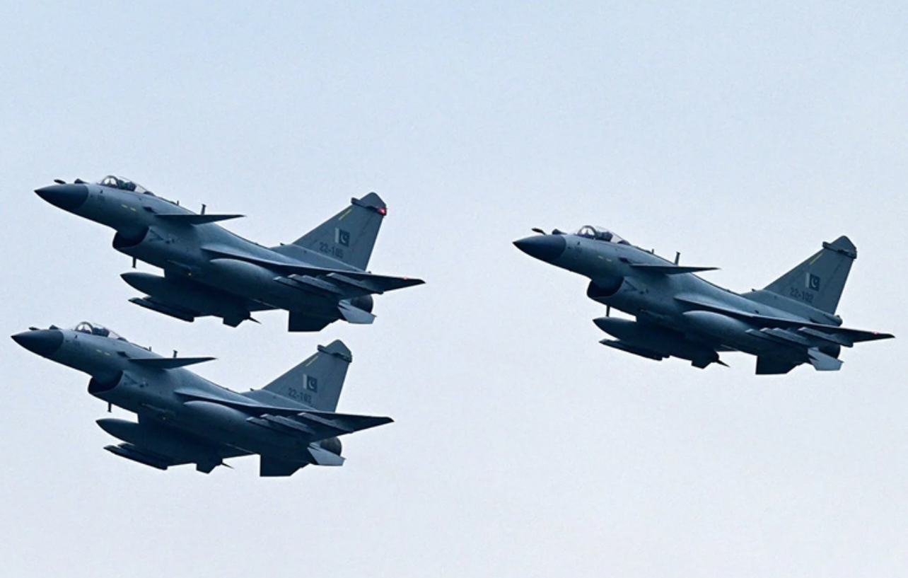 當地時間2025年3月21日，國慶閱兵前夕，巴基斯坦空軍殲-10C戰鬥機在伊斯蘭堡進行彩排。（央視）