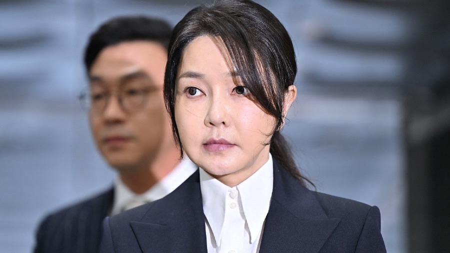 南韓法院批准拘捕前第一夫人金建希 憲政史上前總統夫婦同時遭押的封面圖片