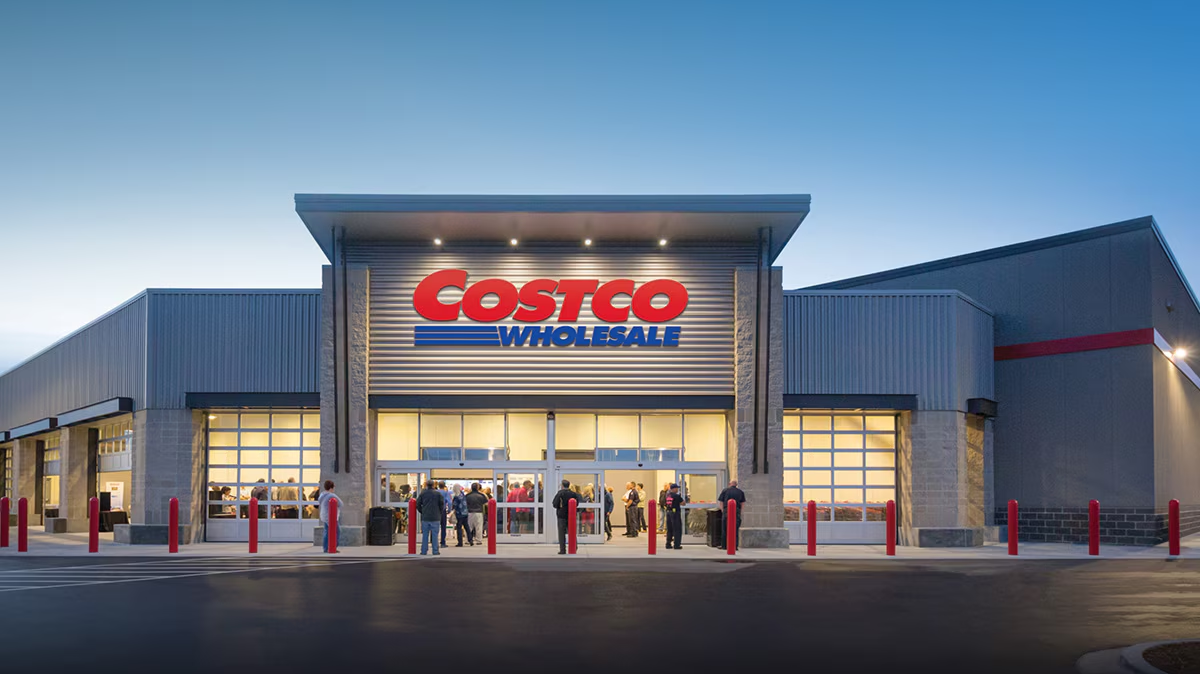 1976 年，它在美國加州聖地亞哥悄然誕生，一開始名叫 Price Club，後來在 1993 年和 Costco 合併，才有了現在我們熟知的模樣。（來源：Costco官網）