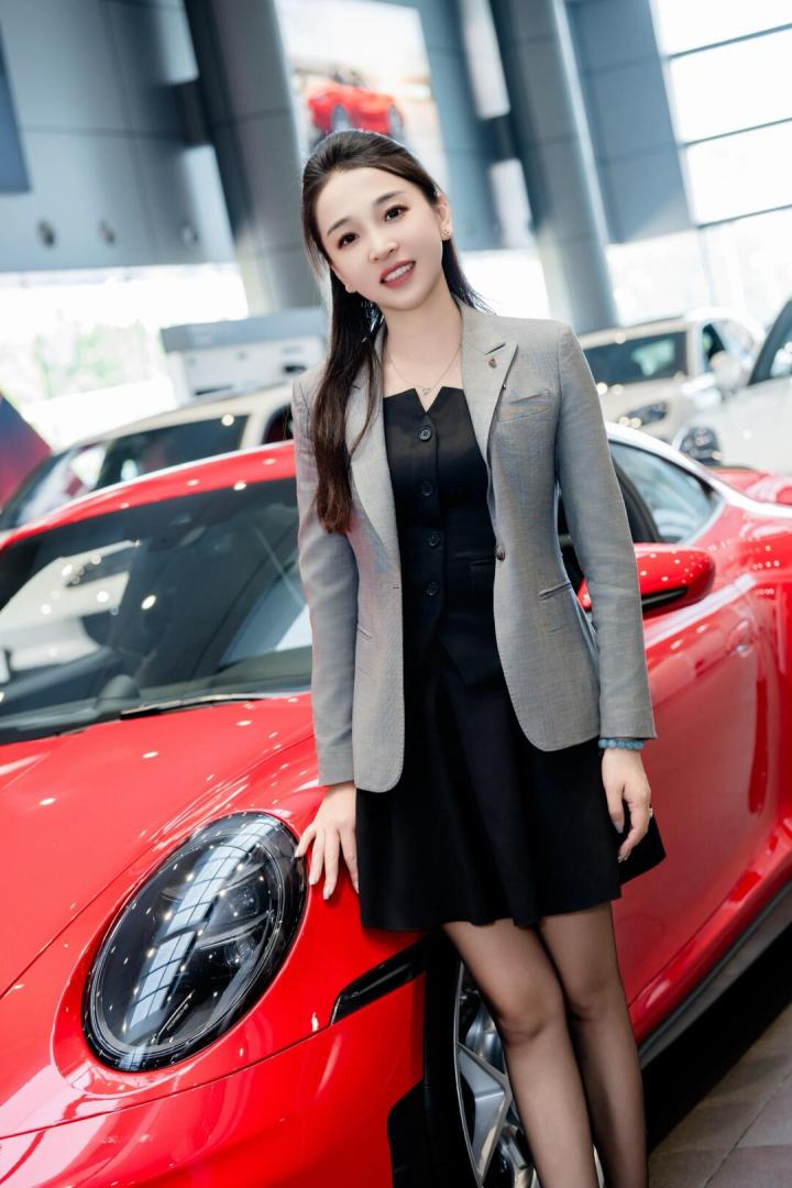 保時捷美女銷冠兩年狂銷 34 億牟倩文。（來源：青岛保时捷中心molly@小紅書）