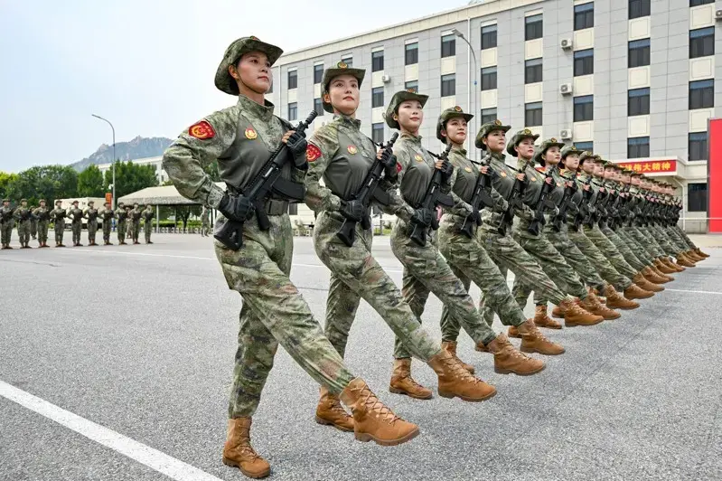 紀念中國人民抗日戰爭暨世界反法西斯戰爭勝利80周年大會，圖為日前參閱隊員在進行訓練。（新華社)