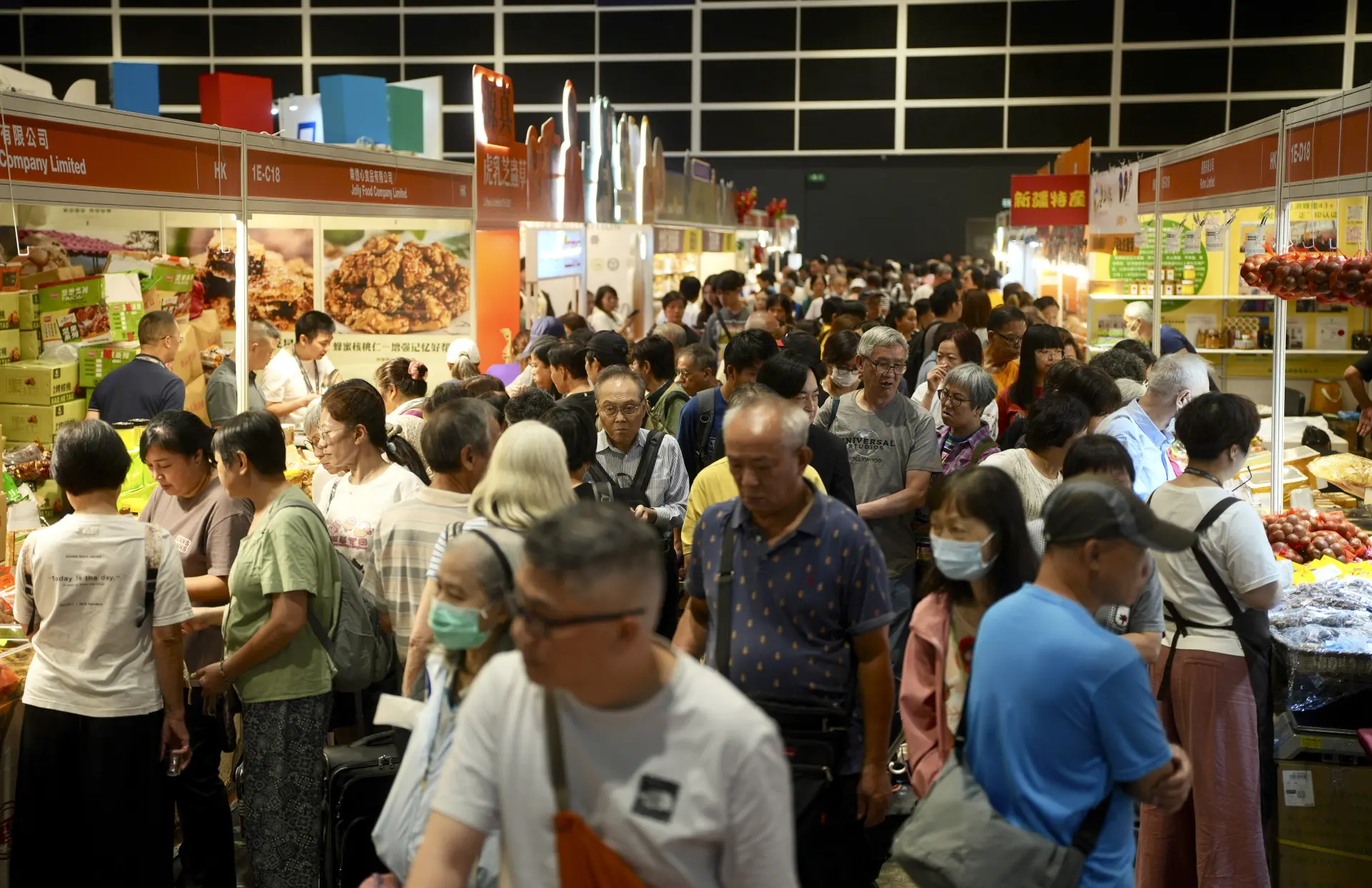 香港經濟正在穩步調整、蓄勢待發。(新華社)