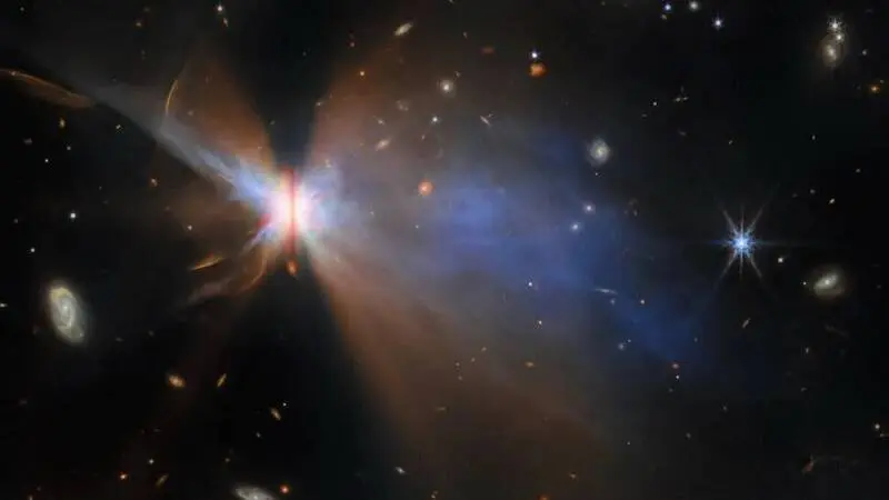 這隻「宇宙蝴蝶」的主角，是一顆編號為 IRAS 04302 + 2247 的年輕恆星，它距離我們大約 525 光年，位於金牛座分子雲之中。（來源：ESA/Webb, NASA & CSA, M. Villenave et al.）