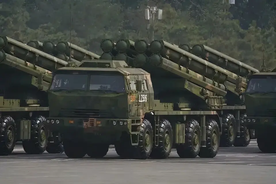 這款遠程火箭炮，在2019年國慶閱兵首次亮相，之後就鮮少曝光。（網絡照片）