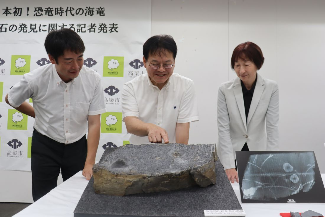 圍繞岩石熱烈交談（左起）湯川研究員、加藤教授、碇學藝員。（來源：日本岡山理科大學）
