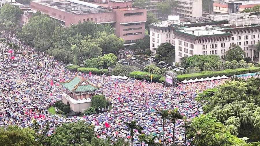 台灣在野發起反綠色獨裁集會 25萬人塞爆凱道的封面圖片