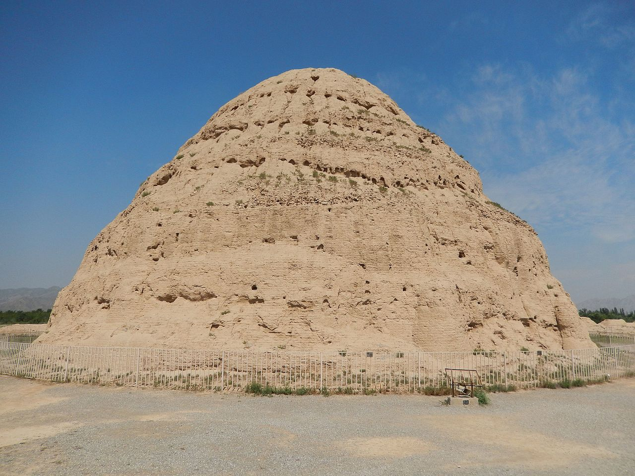 中國寧夏銀川西夏陵列入《世界遺產名錄》，成中國第 60 項世界遺產，其為西夏王朝遺址群，體現文化融合，見證西夏絲路地位。（來源：wikipedia）