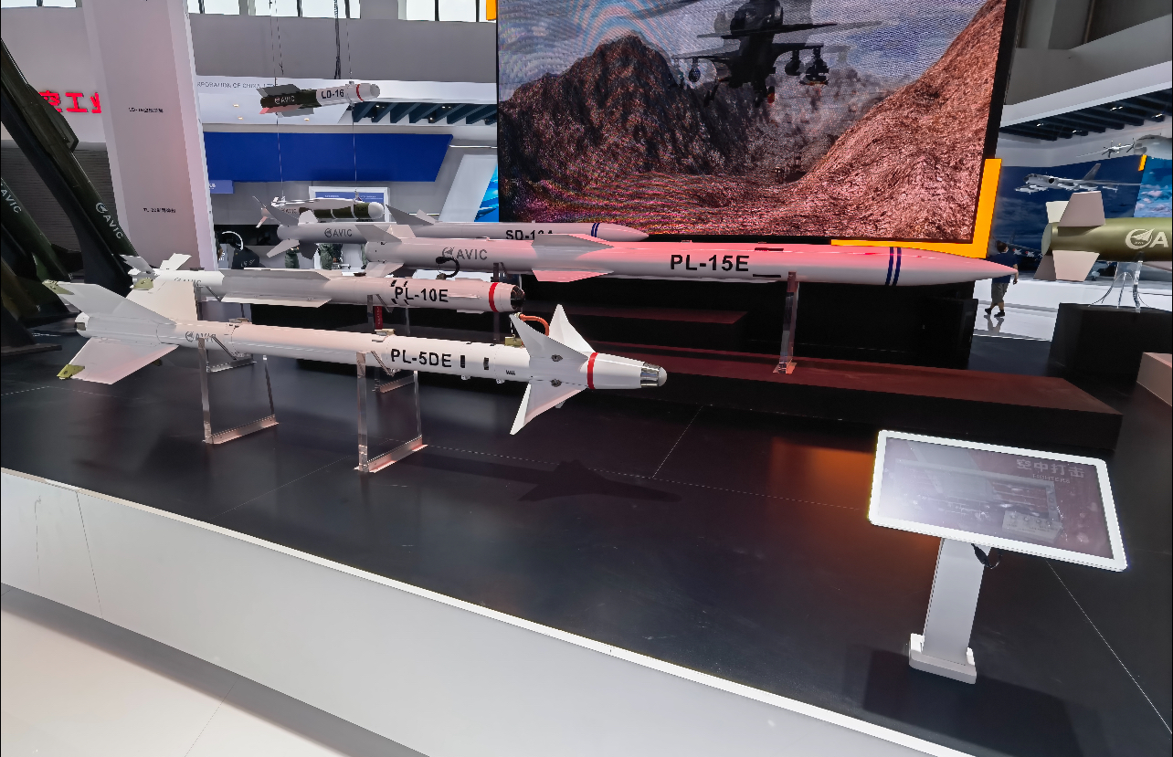 PL-15E全比例模型首次現身第十三屆中國國際航空航天博覽會。（央視）