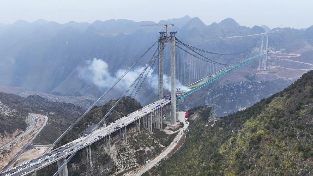 貴州花江峽谷大橋今天正式通車。新華社