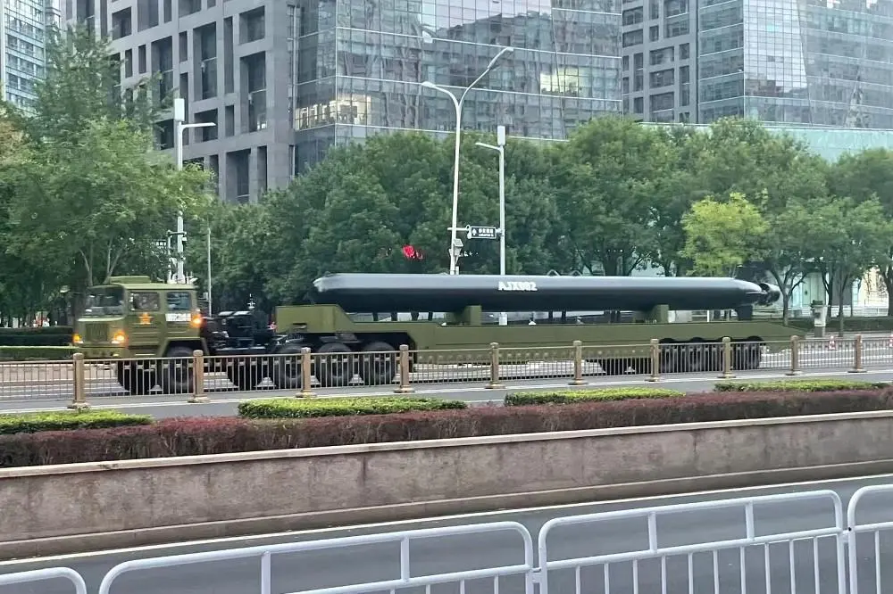 中國準備在閱兵中亮相1款巨型無人潛航器，外型酷似俄羅斯的「海神」。（微博圖片）