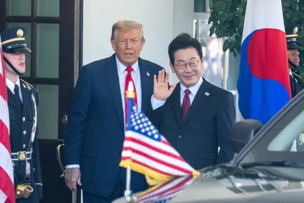 8月25日，美國總統特朗普（左二）在華盛頓白宮歡迎韓國總統李在明（右二）。