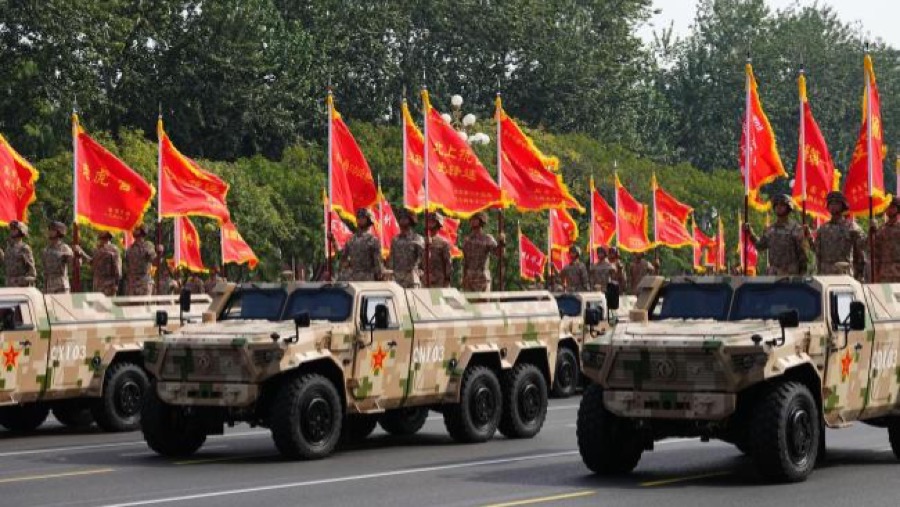 閱兵戰旗方隊80面旗幟耀眼 劉老庒連戰旗的「庒」字為何多一點？的封面圖片