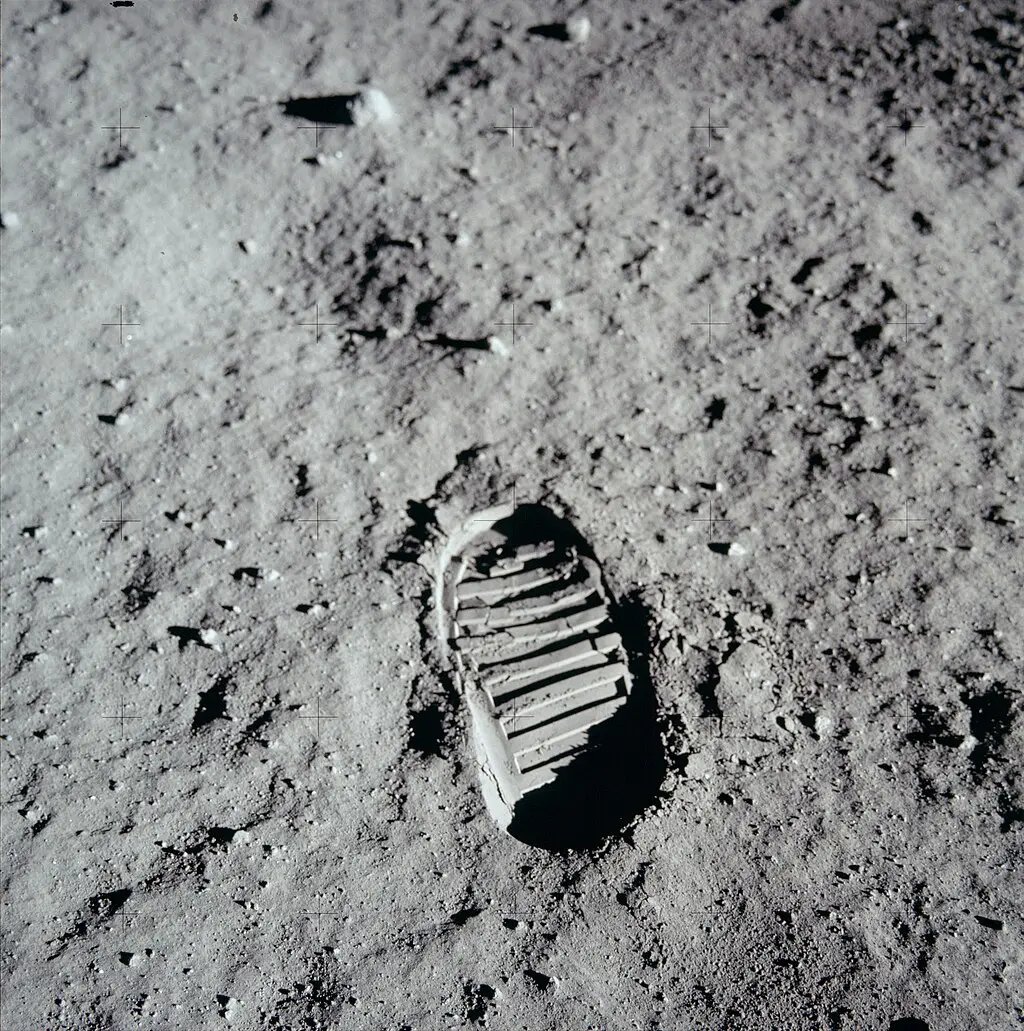 美國宇航員在月球表面留下的鞋印。 (NASA)