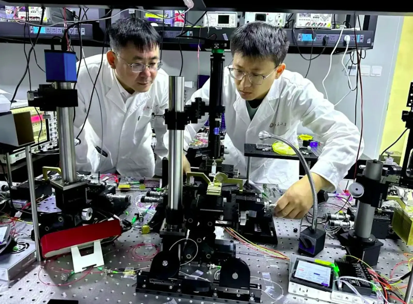 研究人員在北京大學實驗室內調試系統鏈路。（新華社）