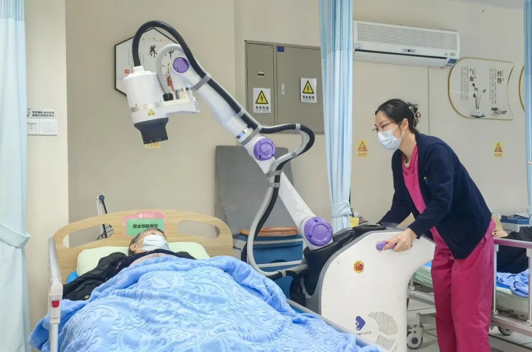 在深圳市養老護理院康復中心，黃奶奶正在體驗AI艾灸機器人提供的服務。圖源：深圳市養老護理院