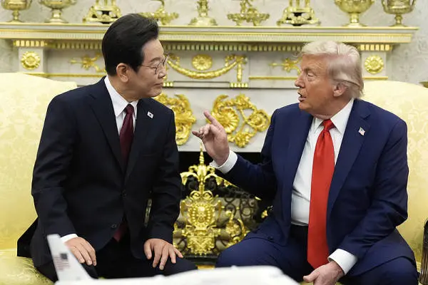 當地時間8月25日，白宮橢圓形辦公室，美國總統特朗普與韓國總統李在明會晤。（資料圖片）
